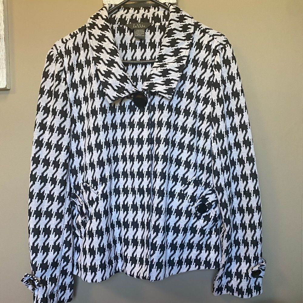 La Vita Women’s Black and White Blazer